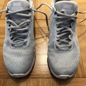 Nike Air Max Sequent 2 Gray and White in size 9